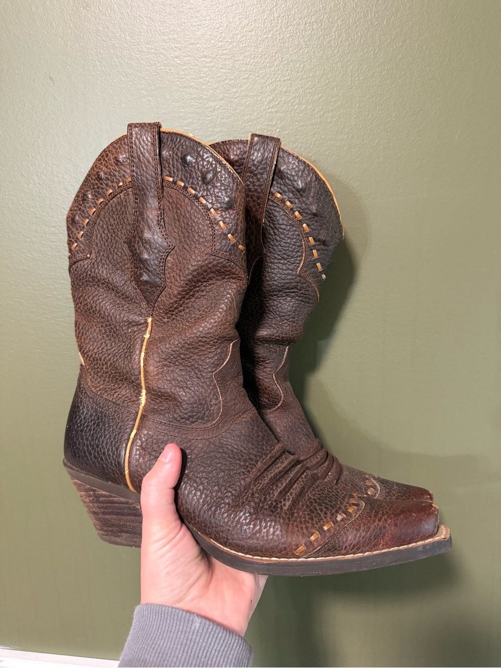 Ariat - Picture 2 of 7